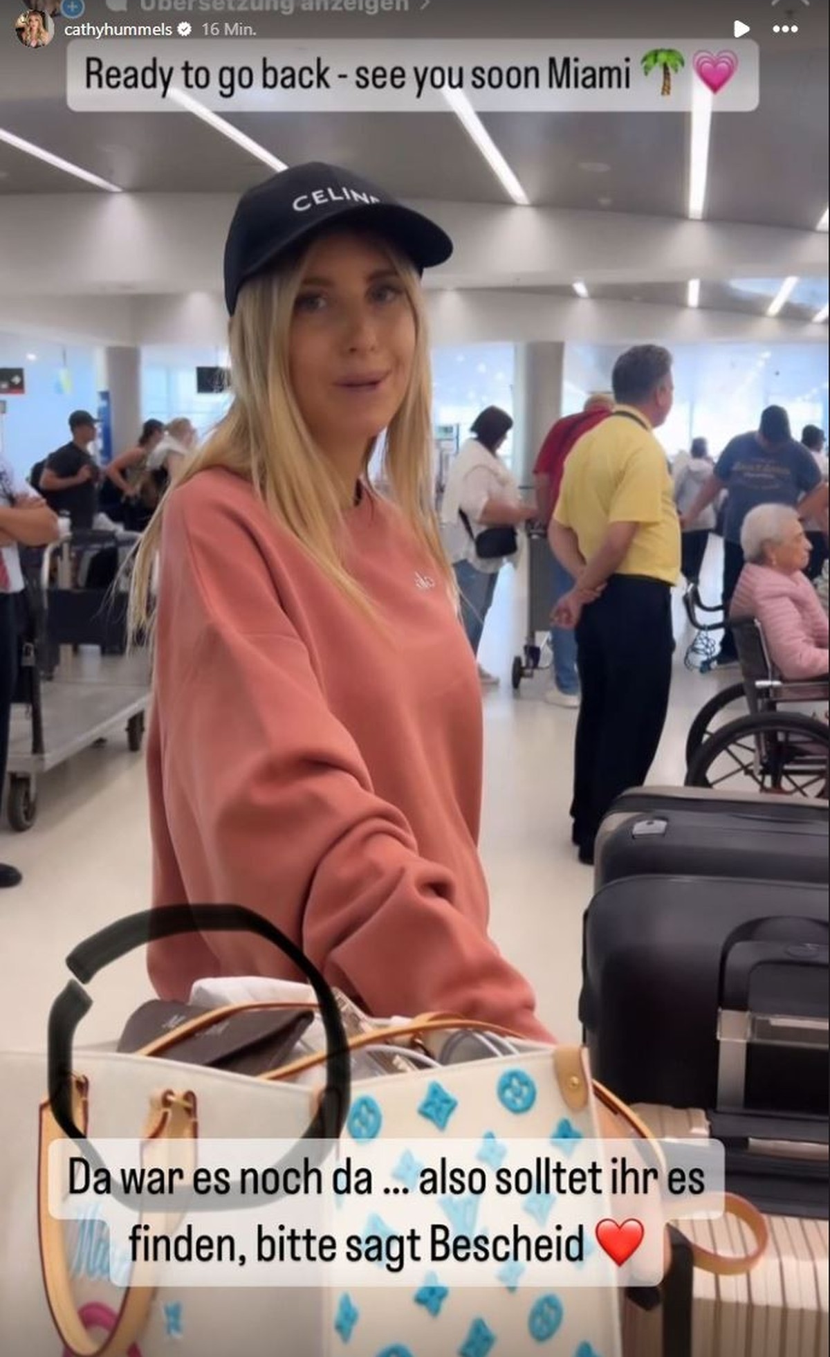 Cathy weist darauf hin, dass sie am Flughafen ihren Geldbeutel noch hatte.