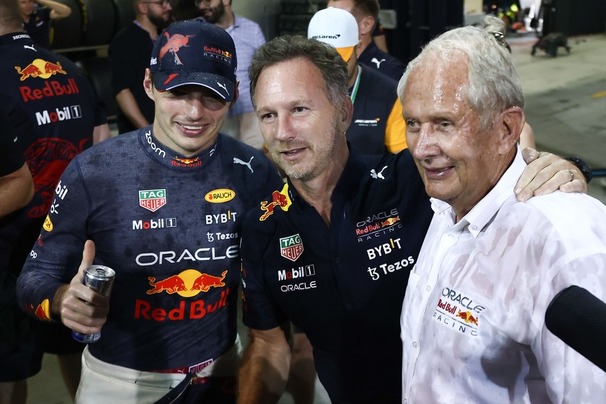 ARCHIV - 20.11.2022, Vereinigte Arabische Emirate, Abu Dhabi: Motorsport: Formel-1-Weltmeisterschaft, Grand Prix von Abu Dhabi: Max Verstappen (l-r) aus den Niederlanden vom Team Oracle Red Bull feier ...