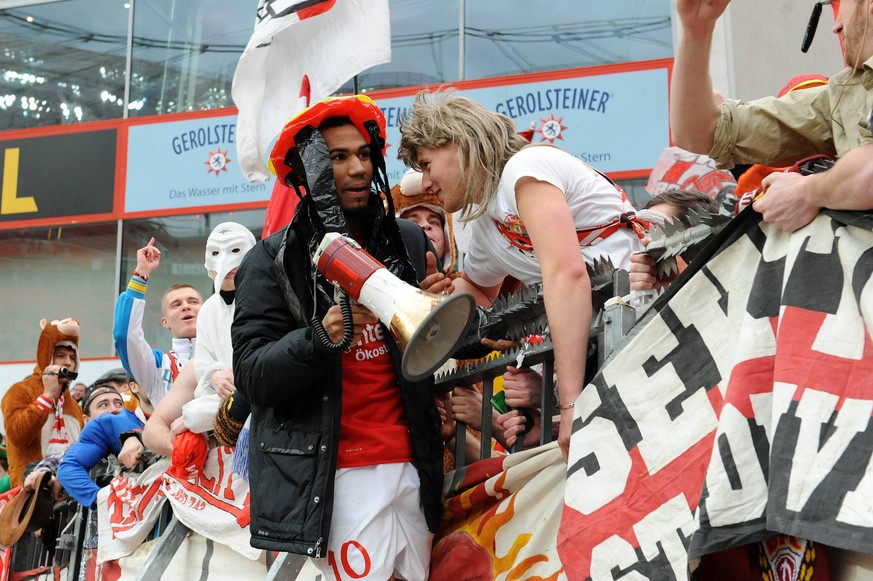 Etwas spontan, trotzdem lässig: Der damalige Mainzer und heutige PSG-Profi Eric Maxim Choupo-Moting feiert auf dem Zaun mit den mitgereisten Fans und hat sich flott noch zu Bob Marley verwandelt. War  ...