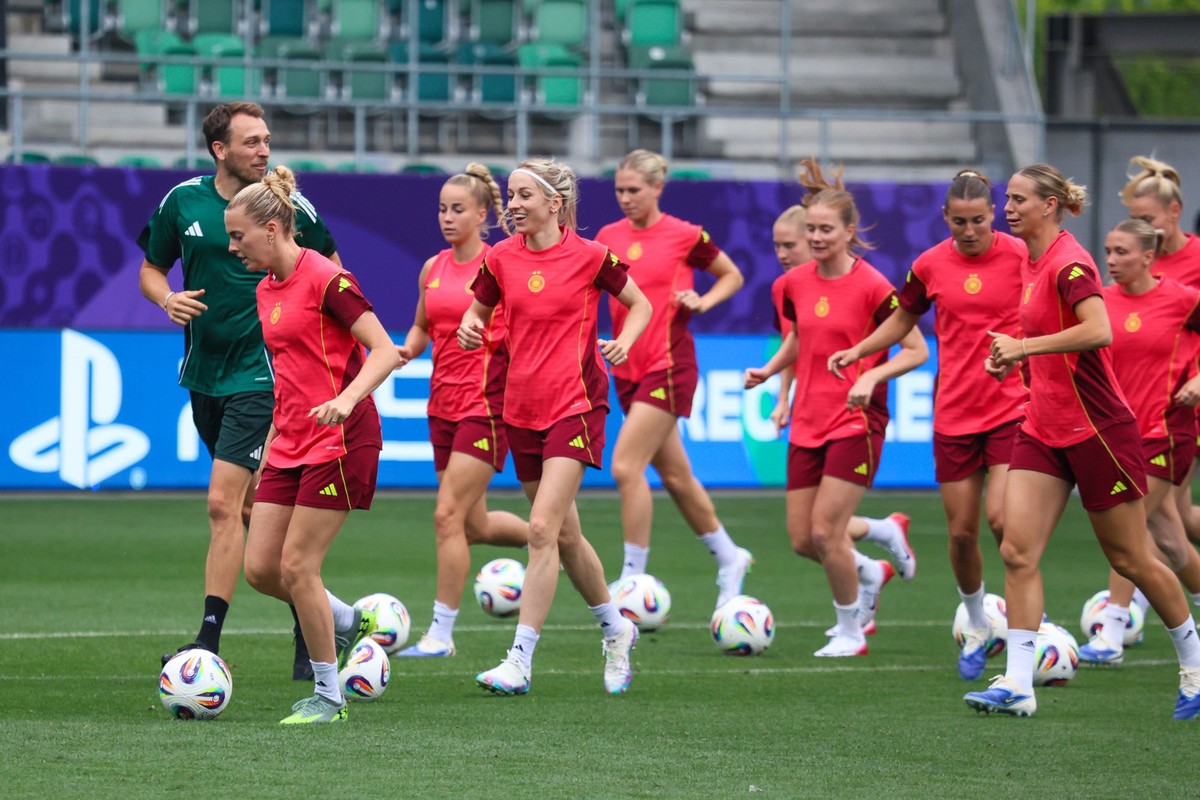 Zürich, Schweiz 03. Juli 2025: DFB - Frauen Nationalmannschaft - Euro 2025 - Abschlusstraining Im Bild: v.li. Athletiktrainer Julius Balsmeier (Deutschland), Laura Freigang (Deutschland), Giulia Gwinn ...