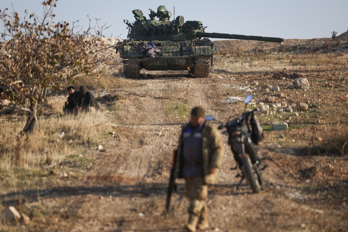 03.12.2024, Syrien, Hama: Ein verlassenes gepanzertes Fahrzeug der syrischen Armee steht auf einem von syrischen Aufständischen kontrollierten Feld in den Außenbezirken von Hama. Foto: Ghaith Alsayed/ ...