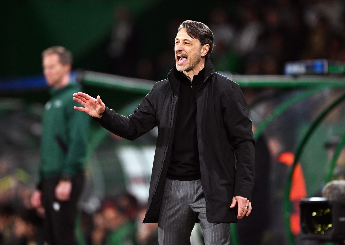 11.02.2025, Portugal, Lissabon: Fu�ball: Champions League, Sporting Lissabon - Borussia Dortmund, K.o.-Runde, Zwischenrunde, Hinspiele, Est�dio Jos� Alvalade, Dortmunds Trainer Niko Kovac reagiert an  ...