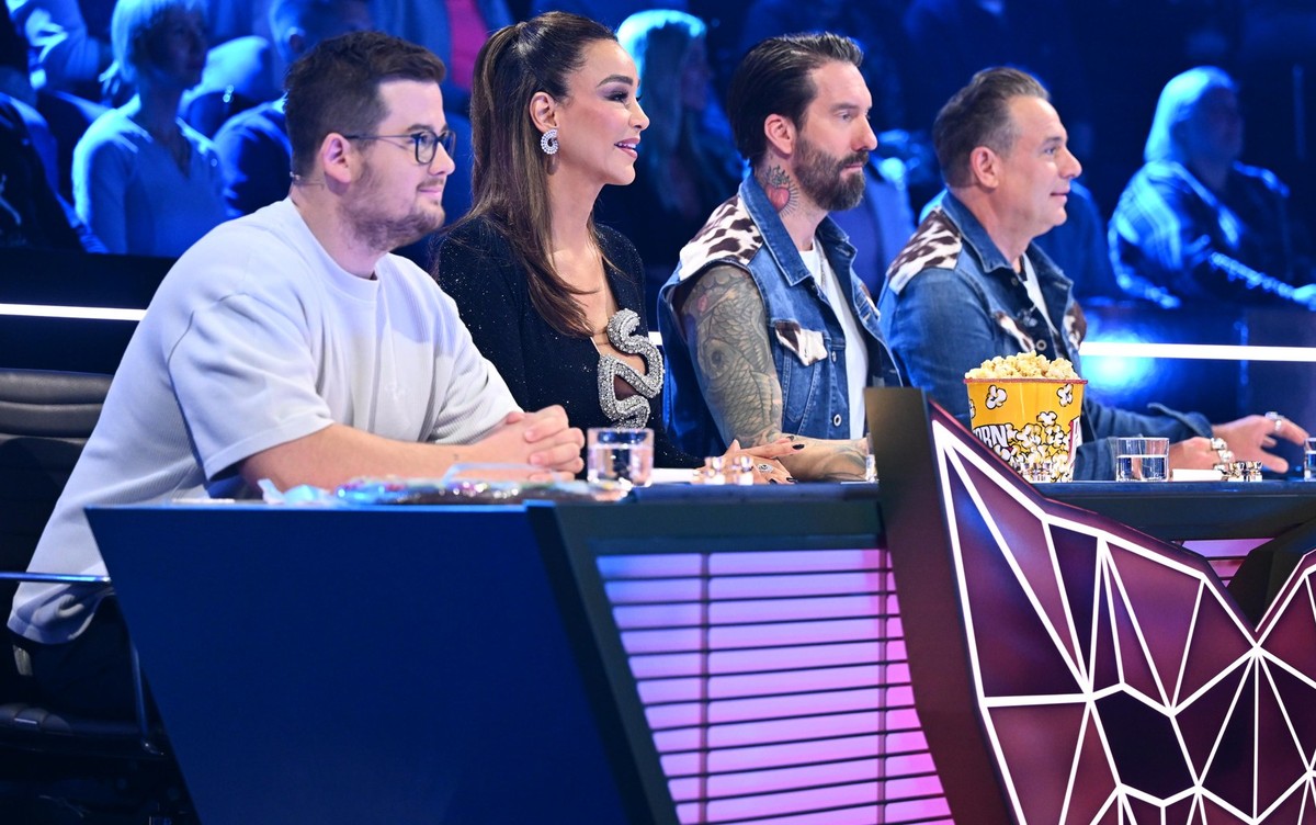Titel: The Masked Singer;
Staffel: 12;
Folge: 2;
Person: Verona Pooth; Chris Tall; Alec Völkel; Sascha Vollmer;
Copyright: Joyn/Willi Weber;
Fotograf: Willi Weber;
Bildredakteur: Nadine Vaders;
Datein ...