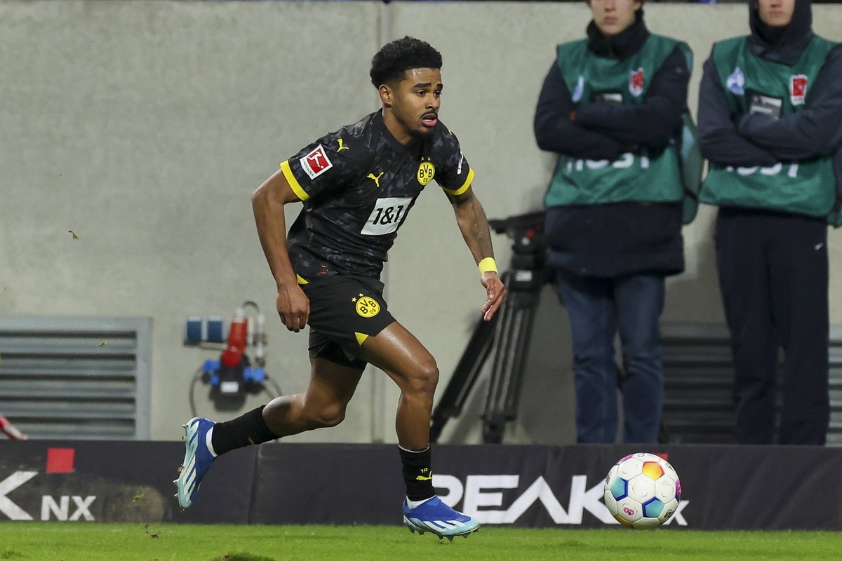 Ian Maatsen Borussia Dortmund kontrolliert den Ball, 1. Bundesliga, SV Darmstadt 98 vs Borussia Dortmund, Merck-Stadion am Boellenfalltor, 13.01.2024, Darmstadt, Deutschland. *** Ian Maatsen Borussia ...
