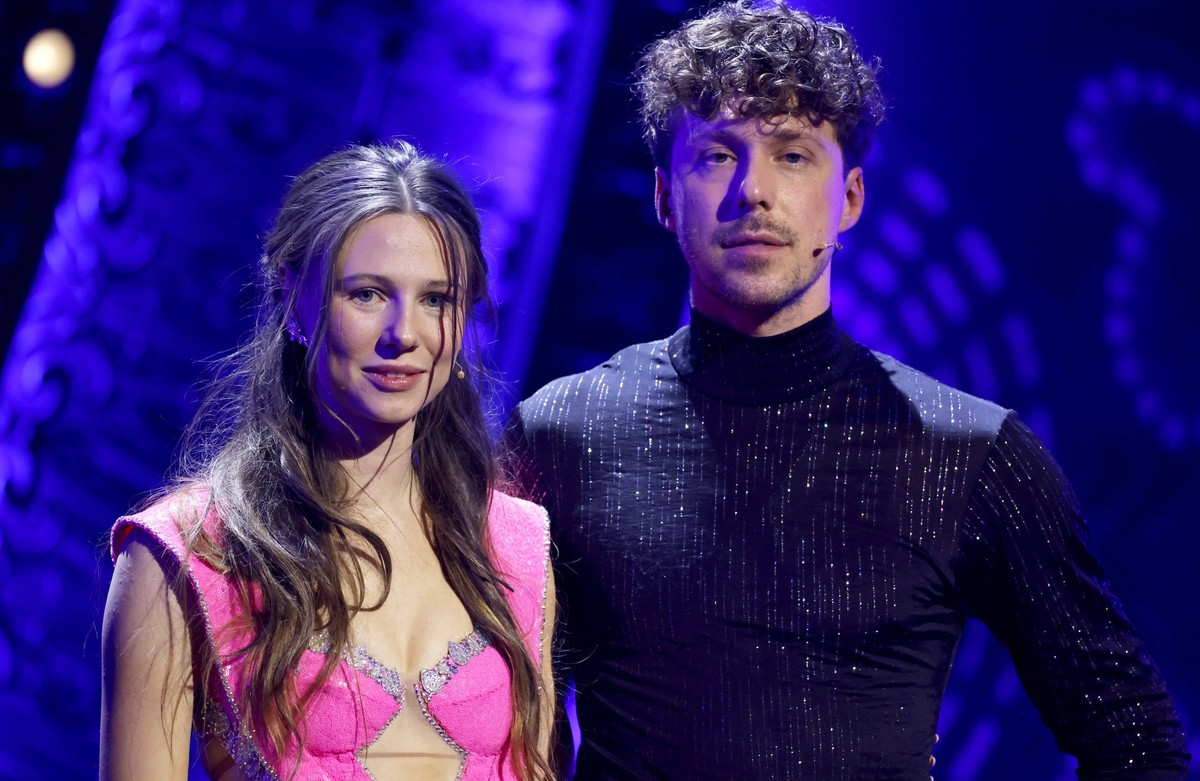 Influencerin Ann-Kathrin Bendixen und Tänzer Valentin Lusin in der zehnten Live-Show bei der 17. Staffel der RTL-Tanzshow Let s Dance in den Kulissen des Musical Moulin Rouge im Musical Dome. Köln, 03 ...