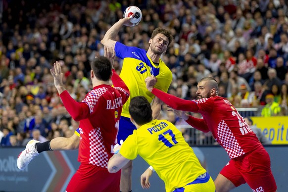 Haniel Langaro (Nr. 37, Brasilien) gegen Alen Blazevic (Nr. 21, Kroatien) und Zeljko Musa (Nr. 28, Kroatien). Brasilien vs. Kroatien, Hauptrunde, Handball, IHF Handball Weltmeisterschaft, 20.01.19 Koe ...