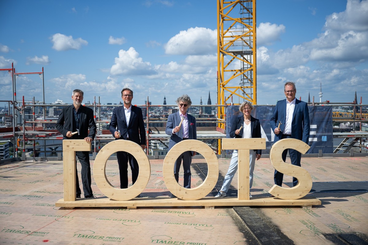 23.08.2023, Hamburg: Tobias Hertwig (l-r), Gesch�ftsf�hrer Garbe Immobilien-Projekte GmbH, Andreas Kleinau, Gesch�ftsf�hrer der HafenCity Hamburg GmbH, Jan St�rmer, Architekt St�rmer Murphy and Partne ...