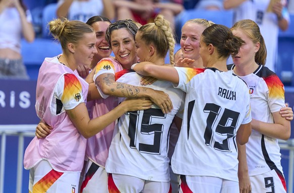 Giulia Gwinn, DFB Frauen 15 scores, shoots goal , Tor, Treffer, Torschuss, 1-0, 11m, celebrates his goal, happy, laugh, celebration, at the women Olympic Bronze Medal match GERMANY - SPAIN at Stade de ...