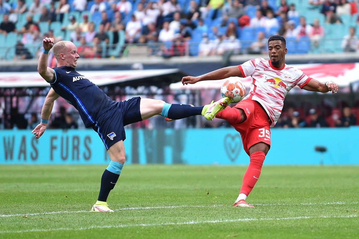 Fu�ball 1. Bundesliga 6. Spieltag RB Leipzig - Hertha BSC Berlin am 25.09.2021 in der Red Bull Arena in Leipzig Dennis Jastrzembski Berlin , links - Benjamin Henrichs Leipzig , rechts DFL regulations  ...