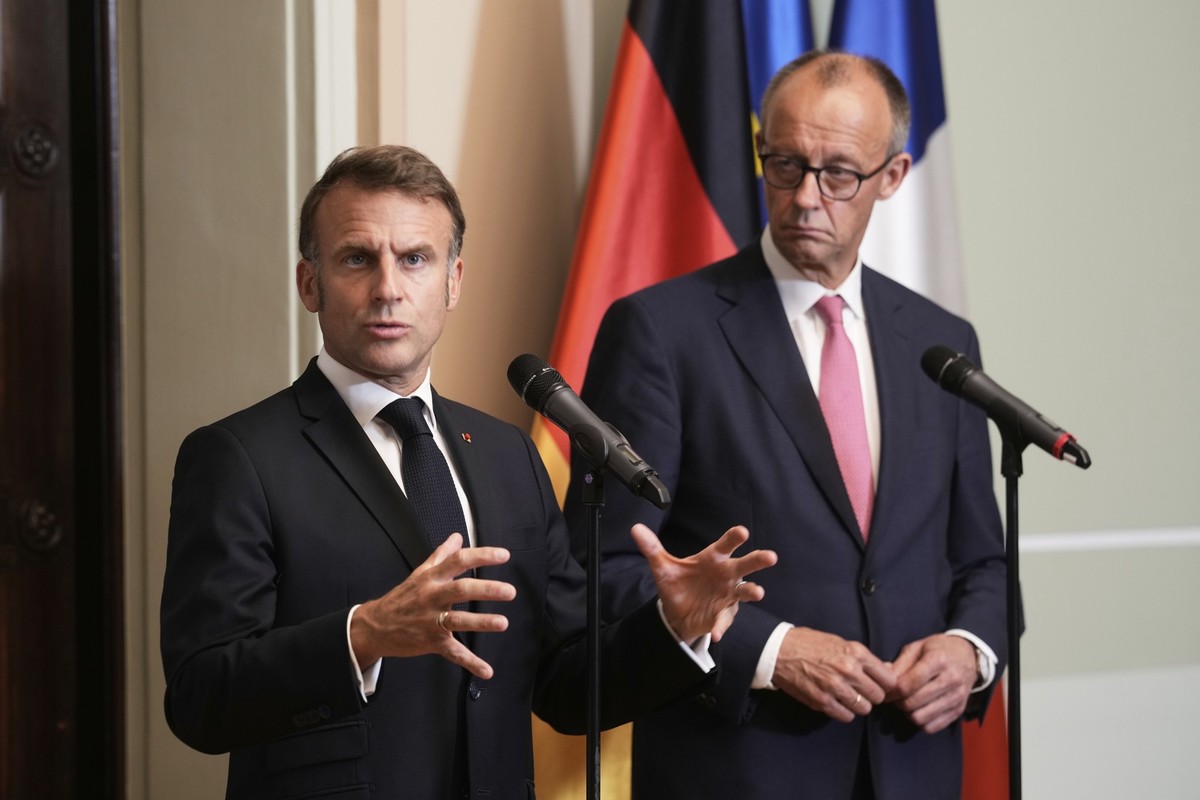 German Chancellor Friedrich Merz, right, and French President Emmanuel Macron brief the media prior to a meeting at the Foreign Ministry&#039;s guest house Villa Borsig in Berlin, Germany, Wednesday,  ...