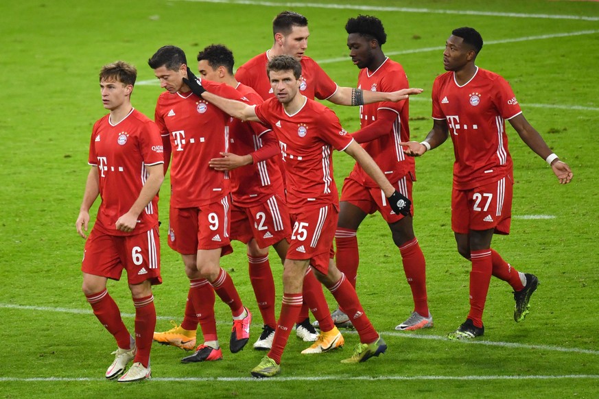 Fussball 1. Bundesliga/ FC Bayern Muenchen - FSV Mainz 05 5-2 kollektiver Torjubel um Robert LEWANDOWSKI Bayern Muenchen,2.v.li mit v.li:Joshua KIMMICH Bayern Muenchen, Robert LEWANDOWSKI Bayern Muenc ...